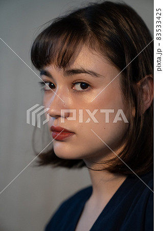 シックな雰囲気の女性のポートレート 83533425
