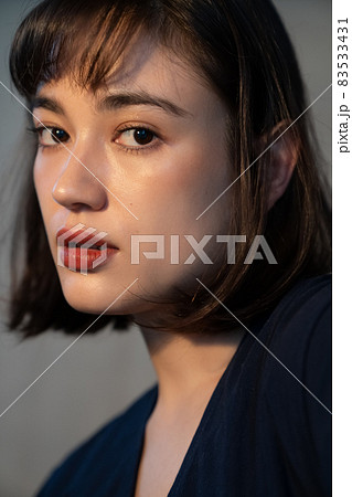 シックな雰囲気の女性のポートレート 83533431