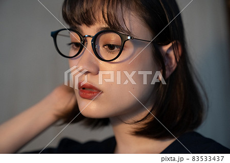 シックな雰囲気の女性のポートレート 83533437