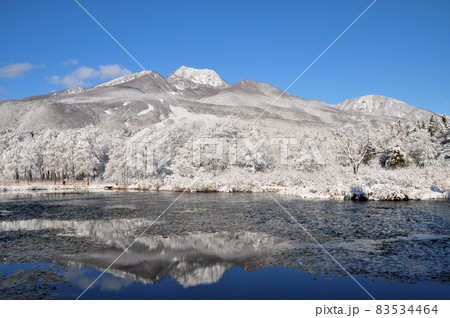 雪化粧した高原と妙高山 83534464