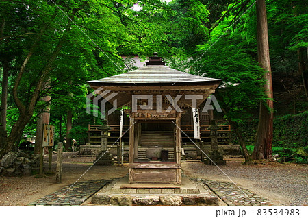 新緑の横蔵寺の香堂と本堂:岐阜 新緑の横蔵寺の香堂と本堂:岐阜 83534983