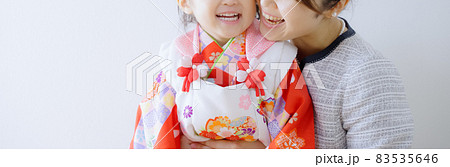 七五三のお祝いをする着物を着た女の子 七五三のお祝いをする着物を着た女の子 83535646