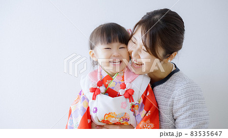 七五三のお祝いをする着物を着た女の子 83535647