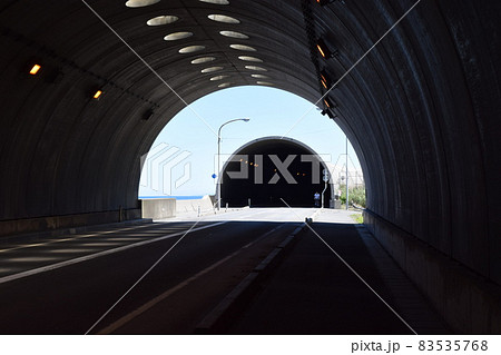 海岸道路のシェルター 83535768