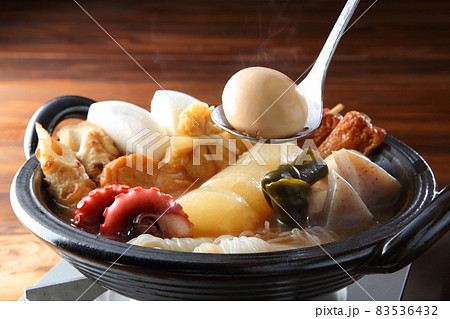 土鍋でおでん　木目背景 83536432