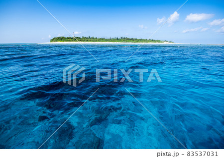 綺麗な海に浮かぶ水納島 綺麗な海に浮かぶ水納島 83537031