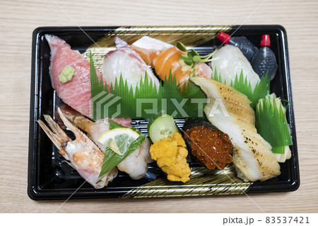 テイクアウトした日本の新鮮な魚のお寿司の盛り合わせ 83537421