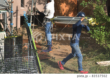 マンションリフォーム 解体足場の運搬作業風景 マンションリフォーム 解体足場の運搬作業風景 83537502