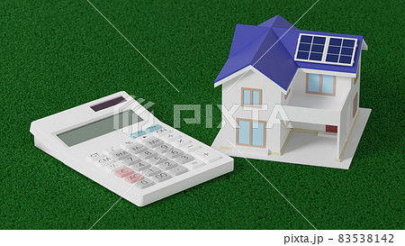 平面上に置かれた太陽光パネル付きミニチュア住宅と電卓 83538142