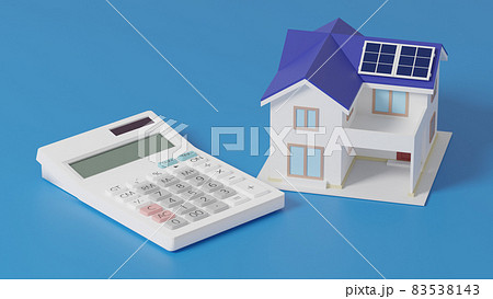 平面上に置かれた太陽光パネル付きミニチュア住宅と電卓 83538143