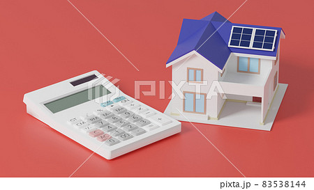 平面上に置かれた太陽光パネル付きミニチュア住宅と電卓 83538144