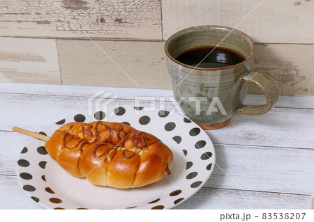 パン、コーヒー、ケチャップ、ソーセージ、ホットコーヒー、陶器、食べ物、ベーカリー、朝食、飲み物 パン、コーヒー、ケチャップ、ソーセージ、ホットコーヒー、陶器、食べ物、ベーカリー、朝食、飲み物 83538207
