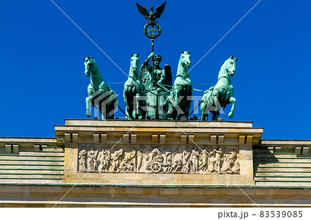 ドイツ ベルリンのブランデンブルク門の4頭馬車クアドリ 83539085