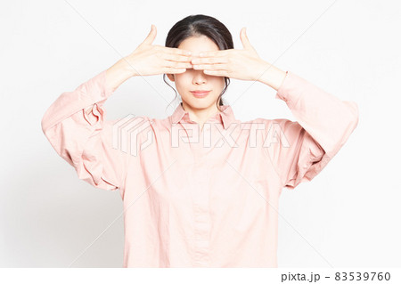 目を隠す女性 83539760