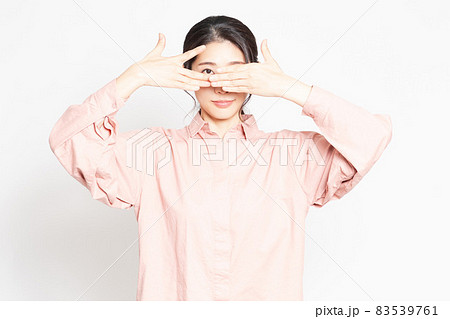 目を隠す女性 目を隠す女性 83539761