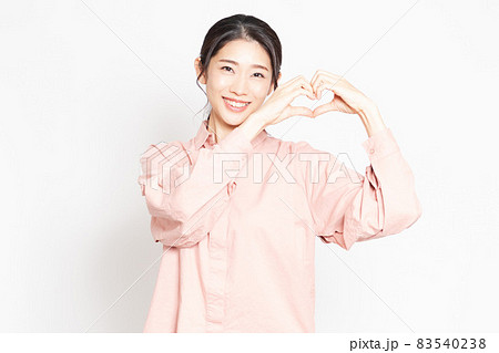 手でハートの形を作って愛情を表現する女性 83540238