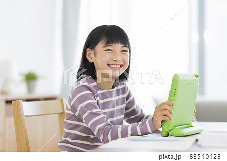 タブレットPCで勉強する女の子 小学生 83540423