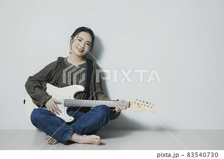 Yoko 油彩画 ギターを弾く女性