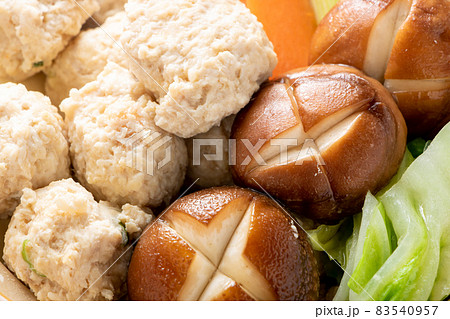 鶏つくね鍋のアップ。 83540957