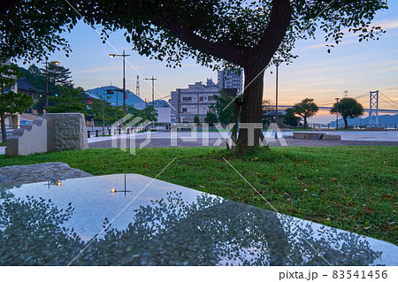 夜明け　広場 83541456