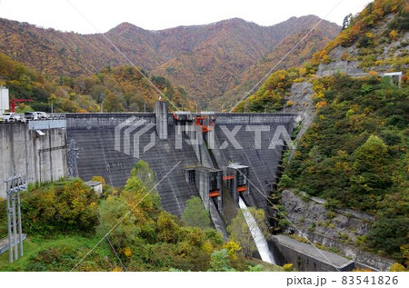 紅葉に囲まれた胎内川ダム 83541826
