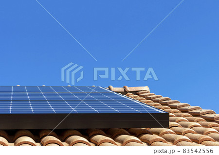 太陽光発電パネルを設置した屋根と青空 83542556