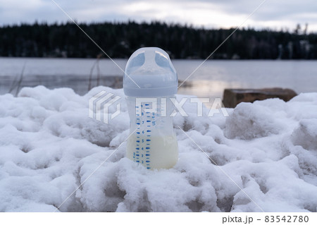 雪景色とミルクの入った哺乳瓶 雪景色とミルクの入った哺乳瓶 83542780