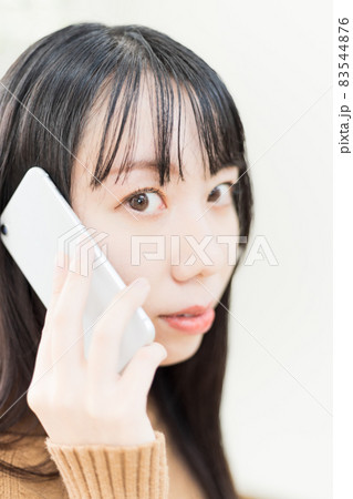 電話をする女性 83544876