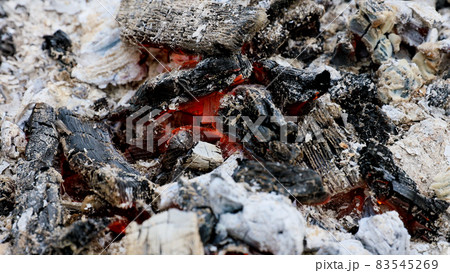 くすぶる焚き火の火 くすぶる焚き火の火 83545269