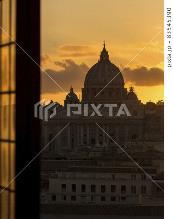 ローマ・サンタンジェロ城から眺めるサン・ピエトロ大聖堂 / St Peter's Basilica ローマ・サンタンジェロ城から眺めるサン・ピエトロ大聖堂 / St Peter's Basilica 83545390