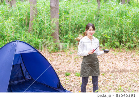 ソロキャンプを楽しむ若い女性 ソロキャンプを楽しむ若い女性 83545391