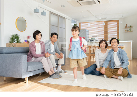 祖父母にランドセルを買ってもらって喜ぶ小学一年生になる女の子 祖父母にランドセルを買ってもらって喜ぶ小学一年生になる女の子 83545532