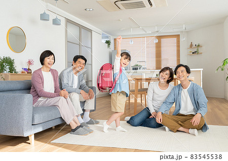 祖父母にランドセルを買ってもらって喜ぶ小学一年生になる女の子 祖父母にランドセルを買ってもらって喜ぶ小学一年生になる女の子 83545538
