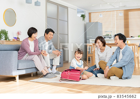 祖父母にランドセルを買ってもらって喜ぶ小学一年生になる女の子 83545662