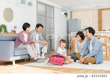 祖父母にランドセルを買ってもらって喜ぶ小学一年生になる女の子 83545663