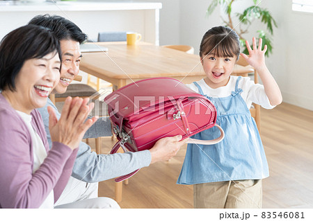 祖父母にランドセルを買ってもらって喜ぶ小学一年生になる女の子 83546081