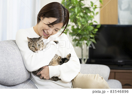 リビングで猫を抱く女性の写真素材 5466