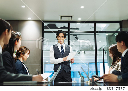 会議をまとめるリーダー　撮影協力：WEEK芝大門(サンフロンティア不動産) 83547577