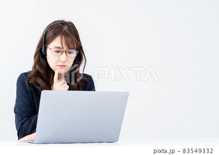 オペレーターの女性 83549332