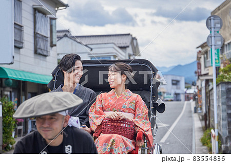 日田市豆田町を人力車で観光する若いカップル　【撮影協力 日田市観光協会】 83554836
