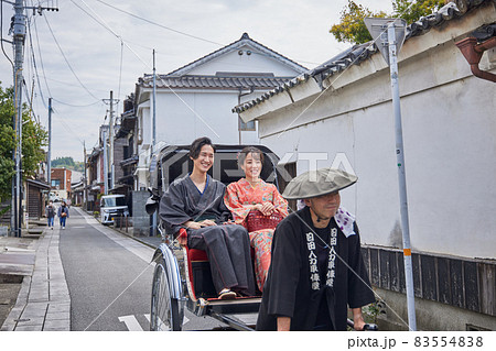 日田市豆田町を人力車で観光する若いカップル 【撮影協力 日田市観光協会】 日田市豆田町を人力車で観光する若いカップル 【撮影協力 日田市観光協会】 83554838