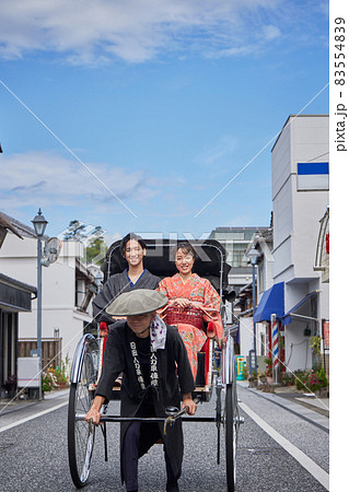 日田市豆田町を人力車で観光する若いカップル 【撮影協力 日田市観光協会】 日田市豆田町を人力車で観光する若いカップル 【撮影協力 日田市観光協会】 83554839