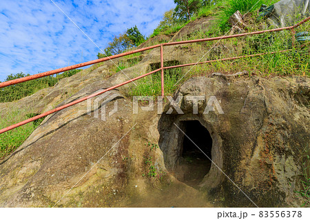 埼玉県　吉見町　吉見百穴 83556378