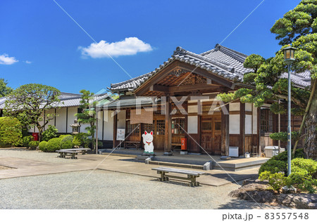 [東京・世田谷] 豪徳寺の寺務所の前に入口に立つ招き猫の等身大パネル。 83557548