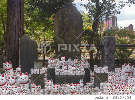 [東京・世田谷] 豪徳寺で大量の招き猫に囲まれた如意輪観音菩薩の彫像。 83557551