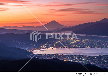 《長野県》富士山と諏訪湖・高ボッチ高原の夜明け 83558083