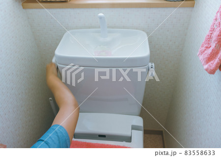 主婦のトイレ掃除 83558633