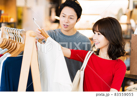 ショッピング　買い物　カップル　夫婦　ライフスタイル　カジュアル 83559055