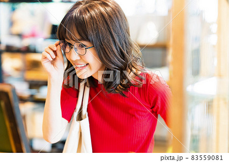 女性　ショッピング　買い物　ライフスタイル　カジュアル 83559081