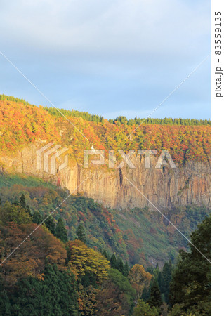 秋山郷の秋 朝日に輝く石落し 83559135